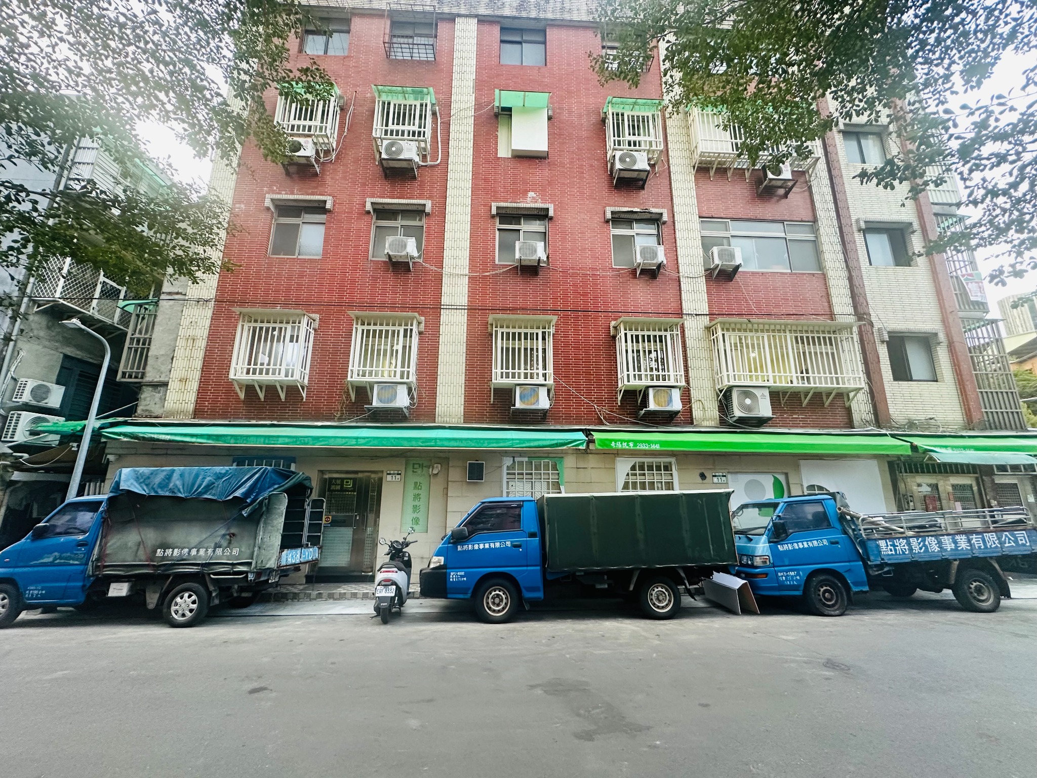 點將影像施工車輛與公司據點外觀