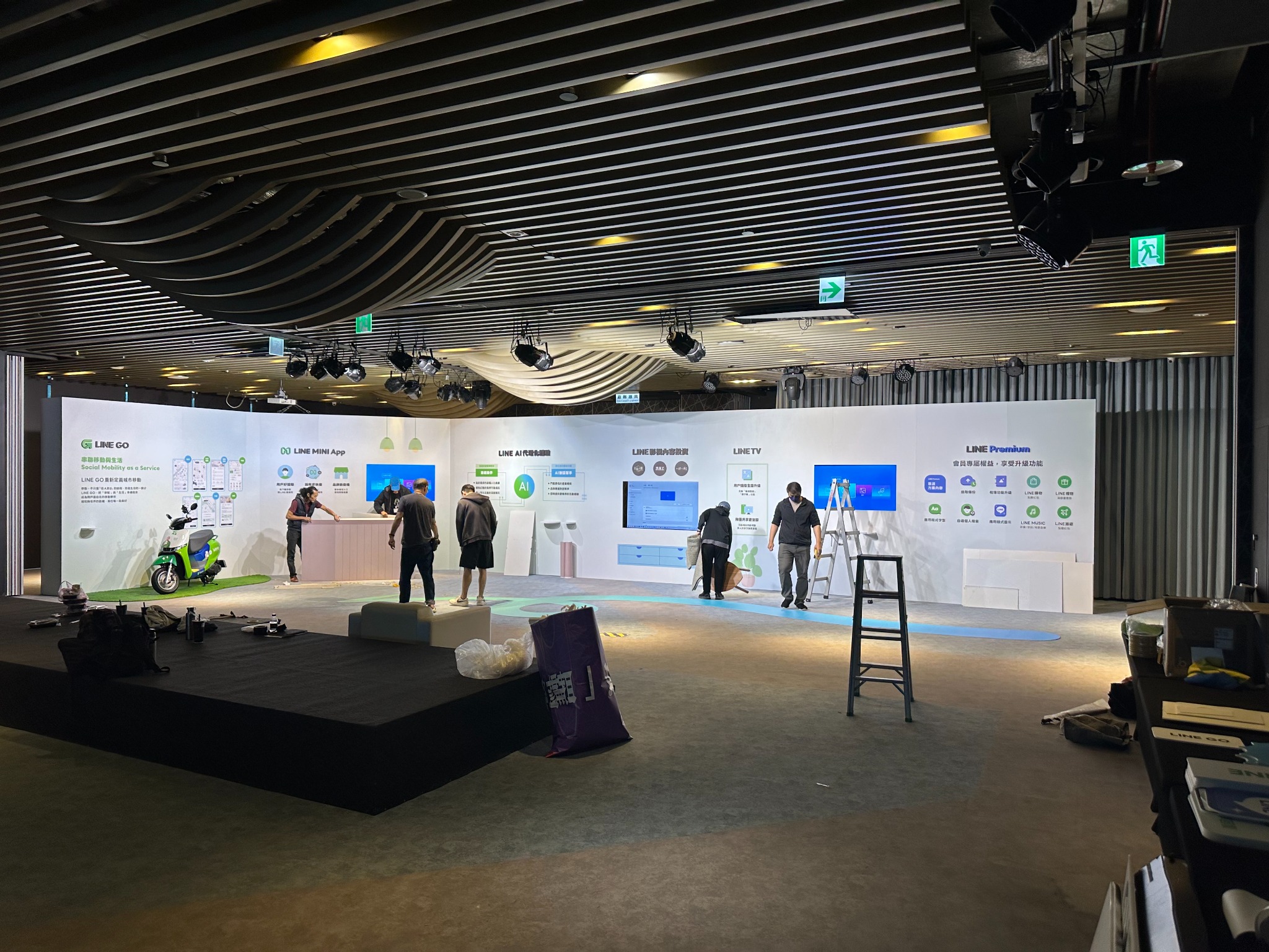 LINE 發布會布置完成的現場全景